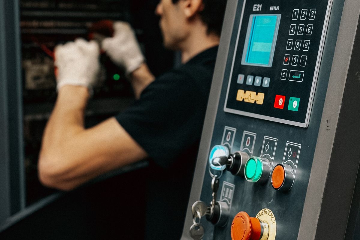 Technik servisuje rozvaděč průmyslového lisu